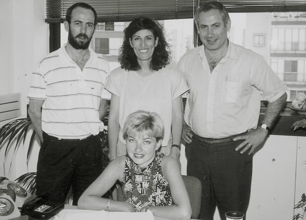 בנימין נתניהו בזמן כהונתו כח"כ (מימין) וצוות עובדי משרדו בתל אביב. יושבת אודליה כרמון, משמאל איל ארד, 1992