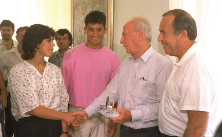 בפגישת ראש הממשלה יצחק רבין עם המדליסטים מאולימפיאדת  ברצלונה יעל ארד, אחותו של איל ואורן סמדג'ה, 1992. מתוך אוסף התצלומים הלאומי