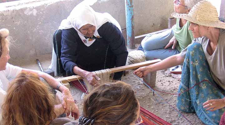 קריסטל למדה לארוג בשיטה המסורתית מאישה בדרום הר חברון, לקלוע סלים ומחצלות מבעלות מלאכה בנגב