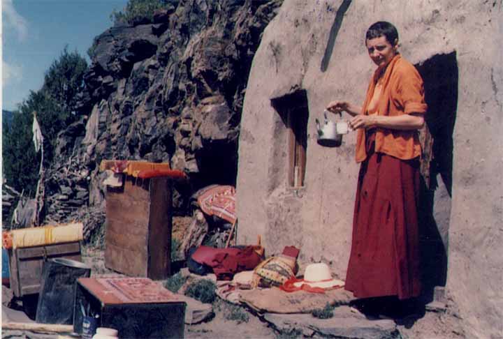 בפתח המערה שבה התבודדה 12 שנה, ביום שמש | התמונות בכתבה באדיבות Dongyu Gatsal Ling Nunnery
